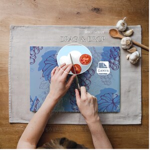 Op de afbeelding: Een blauw en wit snijplank met een druivenrankenontwerp. Een persoon snijdt een tomaat op het plank met een mes. De tekst "time saver DRAG & DROP CANVA" is zichtbaar op het plank.