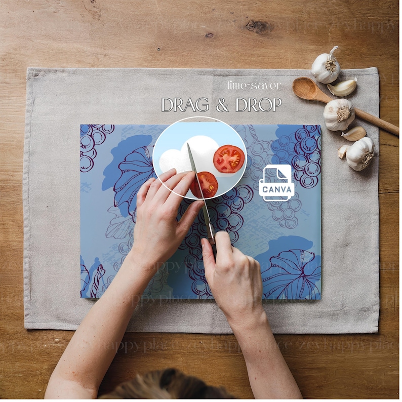 Op de afbeelding: Een blauw en wit snijplank met een druivenrankenontwerp. Een persoon snijdt een tomaat op het plank met een mes. De tekst "time saver DRAG & DROP CANVA" is zichtbaar op het plank.