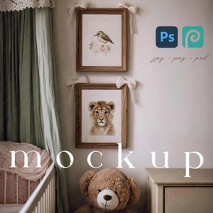Puede incluir: Dos cuadros enmarcados con ilustraciones de un pájaro y un cachorro de león. El pájaro es verde y marrón, el cachorro de león es detallado. Los marcos marrones cuelgan de una pared blanca. La palabra "mockup" es visible.