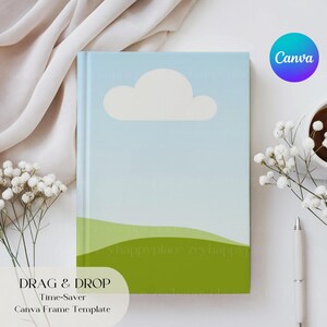 K&ouml;nnte beinhalten: Ein blaues und gr&uuml;nes Notizbuch mit einer wei&szlig;en Wolke auf hellblauem Hintergrund. Das Notizbuch tr&auml;gt den Text "DRAG & DROP Time-Saver Canva Frame Template" am unteren Rand.