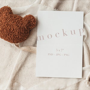 Minimalistische 5x7 Karten Mockup für Baby Geburtstag, Baby Shower Mockup, moderne Boho Gender Neutral Card Mockup, minimalistisches Baby PSD, leere Karte