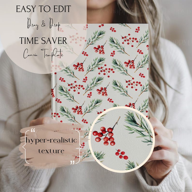 Puede incluir: Un cuaderno blanco con un patr&oacute;n repetitivo de ramitas verdes y bayas rojas. El texto "EASY TO EDIT", "Drag & Drop", "TIME SAVER" y "Canva Template" est&aacute; impreso en la portada. El texto "hyper-realistic texture" est&aacute; impreso en un bocadillo de di&aacute;logo en la esquina inferior izquierda del cuaderno.