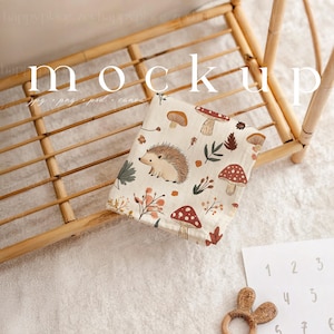 Mockup di coperta in mussola per bambini PSD Mockup di coperta in cotone Country Chic Canva Boho Baby Nursery Folded Blanket Canva Infant Muslin Blanket POD