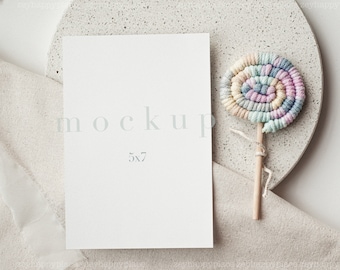 Mockup di genere neutro per baby shower, Mockup di cancelleria per baby shower Boho, carta 5x7 per baby shower, inviti per baby shower mockup, mockup PSD