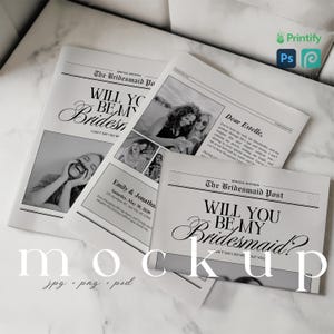 Può includere: Un mockup di giornale in bianco e nero con il testo "Will You Be My Bridesmaid?" e una foto di due donne. Il giornale è intitolato "The Bridesmaid Post" e ha un'etichetta di edizione speciale.