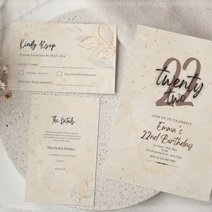 K&ouml;nnte beinhalten: Eine beige Einladungskarte mit einer braunen Zahl 22 und dem Text "twenty two" dar&uuml;ber. Der Text "Join us to celebrate Emma's 22nd Birthday" befindet sich unter der Zahl. Datum, Uhrzeit und Ort sind unter dem Text aufgef&uuml;hrt. RSVP-Informationen befinden sich am unteren Rand der Karte.