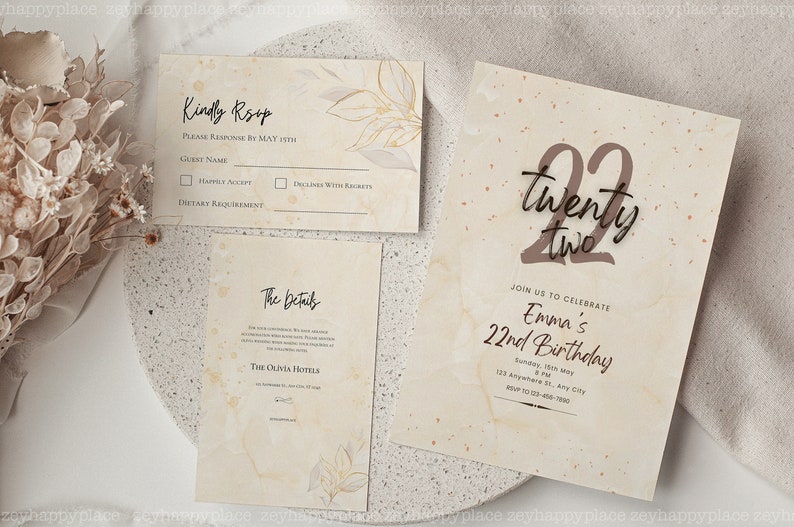 K&ouml;nnte beinhalten: Eine beige Einladungskarte mit einer braunen Zahl 22 und dem Text "twenty two" dar&uuml;ber. Der Text "Join us to celebrate Emma's 22nd Birthday" befindet sich unter der Zahl. Datum, Uhrzeit und Ort sind unter dem Text aufgef&uuml;hrt. RSVP-Informationen befinden sich am unteren Rand der Karte.