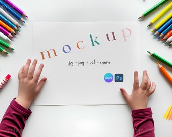 Op de afbeelding: Een witte papieren mockup met het woord "mockup" in kleurrijke letters, omringd door kleurpotloden en kinderhanden. Bevat tekst voor bestandstypen en Canva- en Photoshop-logo's.