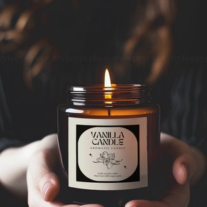 Pu&ograve; includere: Un barattolo di vetro marrone con una candela e un'etichetta bianca su cui &egrave; scritto "Vanilla Candle Aromatic Candle". L'etichetta presenta un'illustrazione in bianco e nero di un fiore di vaniglia e il testo "Vanilla aromatic candle. Made from 100% organic soy wax."