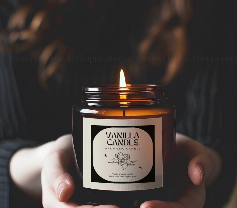 Pu&ograve; includere: Un barattolo di vetro marrone con una candela e un'etichetta bianca su cui &egrave; scritto "Vanilla Candle Aromatic Candle". L'etichetta presenta un'illustrazione in bianco e nero di un fiore di vaniglia e il testo "Vanilla aromatic candle. Made from 100% organic soy wax."