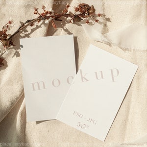 Dubbele 5 x 7 uitnodiging mockup, dubbele uitnodiging mockup, 5 x 7 uitnodiging mockup, bruiloft uitnodiging mockup, wenskaart mockup, slimme PSD