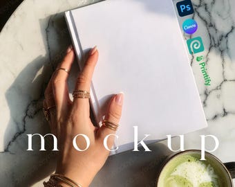 Minimalistisches Journal Mockup Frau Hand mit Kaffee Sauber Buch Mockup Canva Tagebuch Mockup Drucken Matte Journal Lifestyle Notebook Mockup PSD