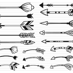 Può includere: Un set di 20 illustrazioni di frecce disegnate a mano in bianco e nero. Le frecce sono in vari stili, tra cui dritte, curve e con diverse punte di freccia e piume.