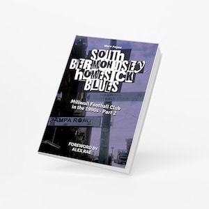 Puede incluir: Una portada de libro con una imagen de fondo púrpura y azul de una señal de calle que dice "Zampa Road". El título del libro es "South Bermondsey Homesick Blues: Millwall Football Club en la década de 1990 - Parte 2". El libro es de Merv Payne y tiene un prólogo de Alex Rae.