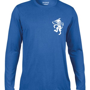 Puede incluir: Una camiseta de manga larga azul real con un gráfico de león blanco en el pecho izquierdo. La camiseta está hecha por Gildan.