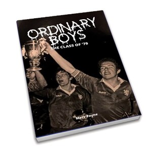 Puede incluir: Una portada de libro con fondo negro y texto blanco que dice "Ordinary Boys The Class of '79". La portada presenta una foto en blanco y negro de tres hombres sosteniendo un trofeo.