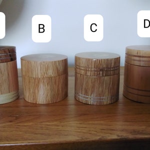 Kleine handgedrechselte runde Holz Deckeldose