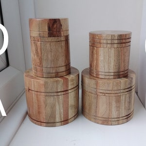 Kleine handgedrechselte runde Holz Deckeldose
