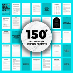 Pu&ograve; includere: Un collage di pagine di un diario con il testo "150+ Shadow Work Journal Prompts" in un cerchio bianco con una texture marmorea. Le pagine sono su uno sfondo turchese e contengono testo e spazi rigati per scrivere.