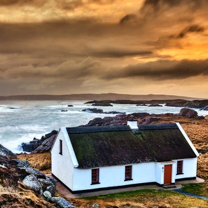 Fotografia de paisagens irlandesas Cruit Island Donegal, casa de palha tradicional irlandesa em Donegal na Wild Atlantic Way, Irlanda Imprimir