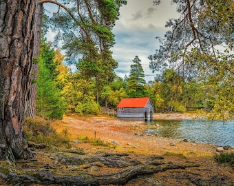 Impresión del cobertizo para botes en Loch Vaa: fotografía de paisajes escoceses de Cairngorms