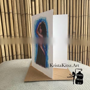 Vrouw pastel tekening in kleur omslagdoek lang golvend haar , ansichtkaart in kleur van schilderij , dubbele ansichtkaart met envelop