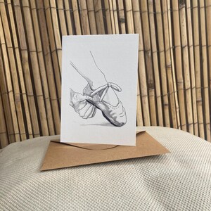 Ansichtkaart postkaart Print  “Ballerina schoentjes uitdoen” ballet series Krista, zwart wit print van originele tekening met inkt