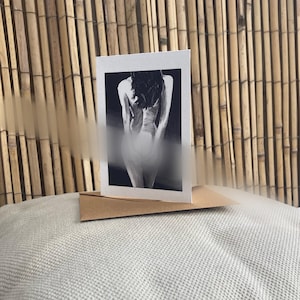 Ansichtkaart “Vrouw naakt rugzijde”, of print “shades of grey” series Krista Kitsz Art,  print van origineel schilderij postkaart