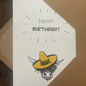 Geburtstagskarte „Alles Gute zum Geburtstag schottischer Highlander mit mexikanischem Hut“, Grußkarte, personalisierte Postkarte, lustiger Illustrationstext