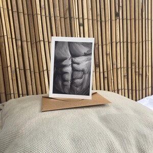 Ansichtkaart mannelijk torso, of print “shades of grey series” Krista Kitsz Art, zwart wit a6 print van origineel schilderij, postkaart