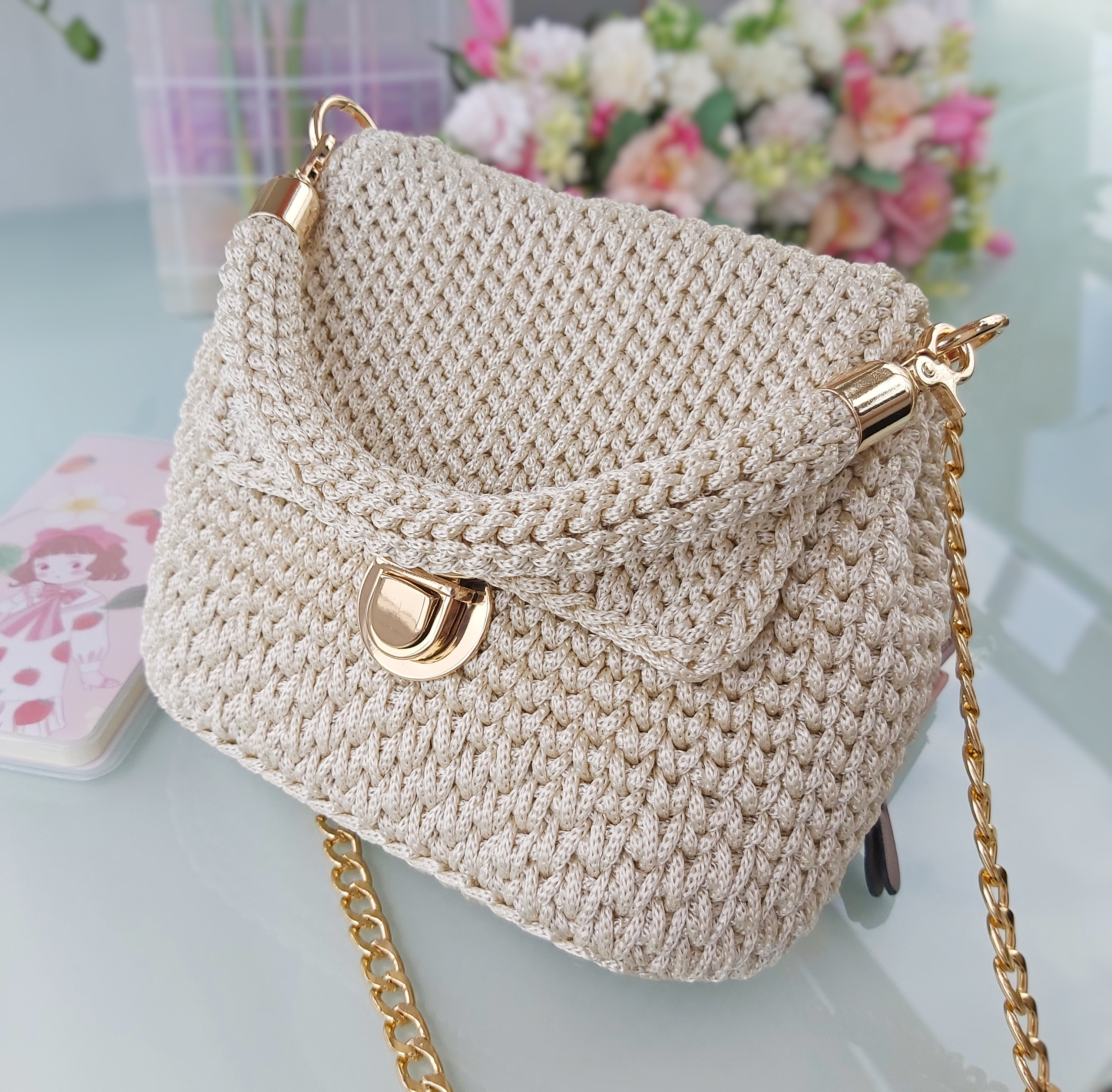 ◆SATUR◆ Scrunchie small hand bag beige SA245UAB03BG Small Drawstring Bag - Warm Beige Fur – LeSportsac