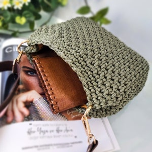 Grüne kleine Crossbody-Geldbörse, gewebte Umhängetasche für Frauen, gehäkelte Mini-Geldbörse, Hobo-Hippie-Tasche, Strick-Umhängetasche