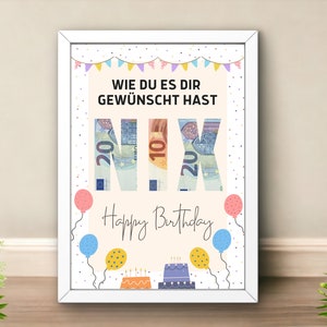 Könnte beinhalten: Ein weißer gerahmter Druck mit einer Geburtstagsnachricht, die "Wie du es dir gewünscht hast NIX Happy Birthday" lautet. Die Nachricht ist in Deutsch geschrieben und die Buchstaben sind aus Euro-Scheinen. Der Hintergrund ist weiß mit Konfetti und Ballons.