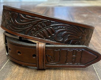 Leren riem met gereedschap (niet genaaid)