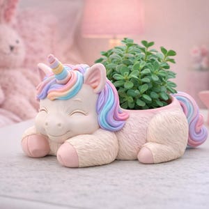 Può includere: Un vaso a forma di unicorno dai colori pastello, con una piccola pianta verde. L'unicorno ha un corno e una criniera arcobaleno, con un volto sorridente. Il vaso misura circa 20 cm di lunghezza.