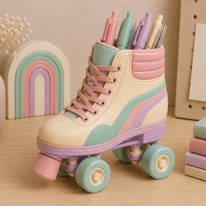 Könnte beinhalten: Ein Schreibtisch-Organizer in Form eines Rollschuhs in Creme, Pastellrosa, Mintgrün und Lavendel. Der Rollschuh verfügt über Schnürsenkel, einen Stopper und vier Rollen und dient als Stiftehalter. Das Design umfasst eine gesteppte Polsterung.