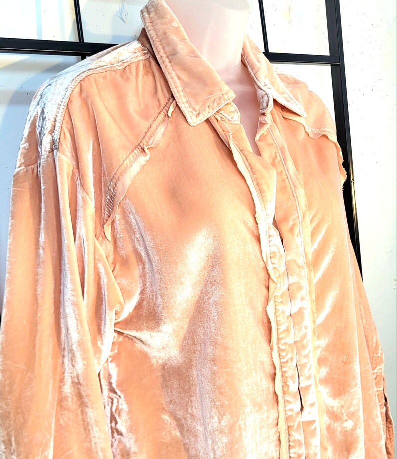 Top de manga larga estilo western relajado color melocotón de terciopelo aplastado de Free People imagen 2