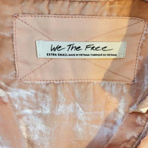 Top de manga larga estilo western relajado color melocotón de terciopelo aplastado de Free People imagen 6