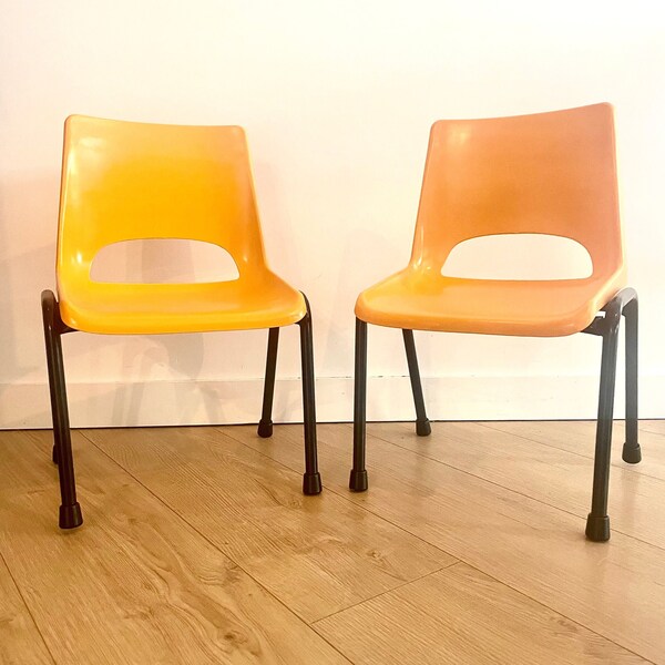 Duo de Petites chaises écoliers vintage enfants entièrement restaurées des années 70