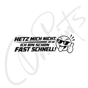 Pode incluir: Um autocolante gráfico preto com uma cara sorridente de desenho animado a usar óculos de sol, a mostrar a língua e a fazer um gesto de polegar para cima. O texto diz: HETZ MICH NICHT, ICH BIN SCHON FAST SCHNELL! Design de alto contraste.