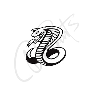 Op de afbeelding: Zwart-witte illustratie van een cobra met zijn kap omhoog, die zijn tanden laat zien. De slang is opgerold in een verdedigende houding.
