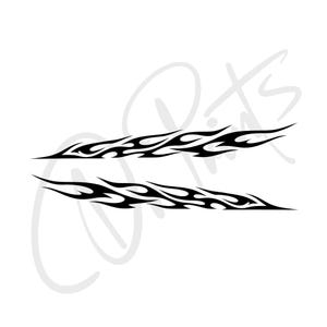 Op de afbeelding: Twee horizontale zwarte vlamstickers met scherpe, langwerpige en puntige randen. Het ontwerp bestaat uit gestileerde, vloeiende, op tribal geïnspireerde vuurpatronen die parallel zijn gerangschikt voor een symmetrische uitstraling.