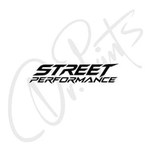 Op de afbeelding: Een zwart grafisch logo met de tekst STREET PERFORMANCE in een scherp, hoekig en gestileerd lettertype. Het woord STREET staat boven het woord PERFORMANCE, beide weergegeven in een vet, agressief lettertype op een witte achtergrond.