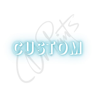 Op de afbeelding: Een blauw neonbord met het woord "CUSTOM" in witte letters.