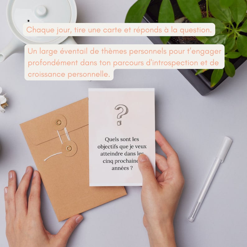 May include: A white card with a question mark drawn on it. The card has text that reads 'Quels sont les objectifs que je veux atteindre dans les cinq prochaine années ?' The card is being held by a hand.