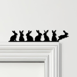 Adorno para puerta de Pascua con conejos en varios colores. Letrero decorativo para la parte superior de la puerta. Decoración de pared novedosa, arte para marcos de puertas y arte decorativo para puertas.