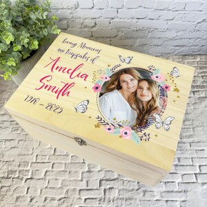 Loving Memory Female Photo Flowers Memorial Caja de recuerdos de madera personalizada - Caja de almacenamiento de memoria - Cajas de memoria de madera conmemorativas