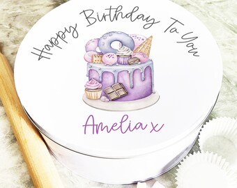 Op de afbeelding: Witte ronde taartvorm met een paars en wit taartontwerp en de tekst "Happy Birthday To You Amelia x".