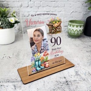 90歳の誕生日プレゼント 花柄ガーデンブーツ カート 写真入りパーソナライズギフトプレート - アクリルプレート、パーソナライズされた誕生日プレゼントギフト