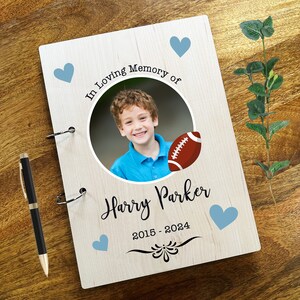 Foto de pelota de rugby Simpatía para niños Memoria amorosa Libro de visitas de condolencias funerarias / Libro de condolencias funerarias personalizado / Libro de condolencias